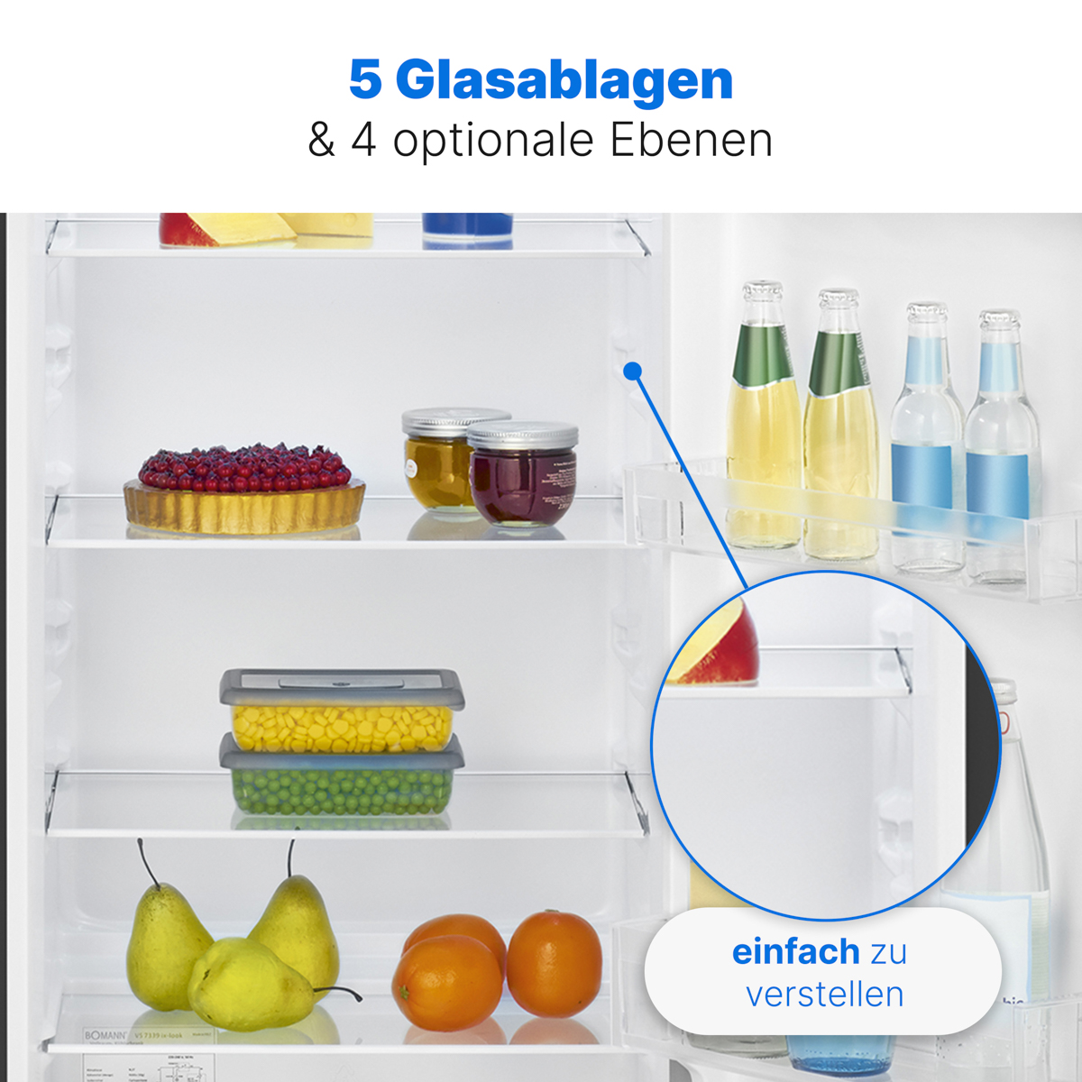 Ein Kühlschrankinnenraum mit Regalen, die Früchte, Gemüse und Gläser halten. Blaue Flüssigkeit.
