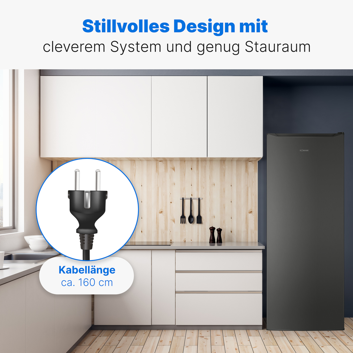 Innenraum mit einem schwarzen Kühlschrank, einem Stecker und einer Küchenarbeitsplatte. Der Text sagt Design und Stauraum.
