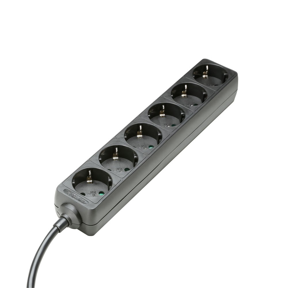 Schwarze Steckdosenleiste mit fünf Steckdosen. Sie hat ein Netzkabel und ein grünes Licht.