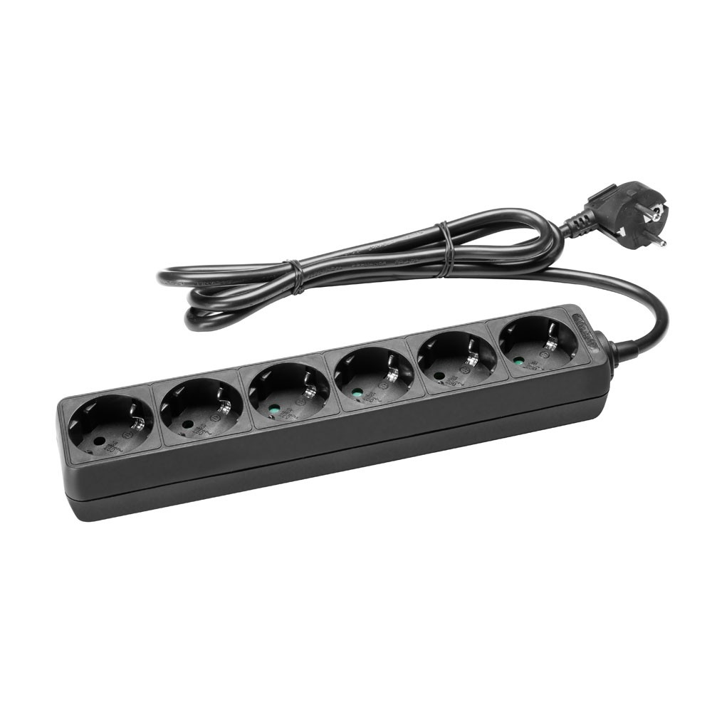 Eine schwarze Steckdosenleiste mit 5 Steckdosen, einem schwarzen Kabel und einem Stecker.