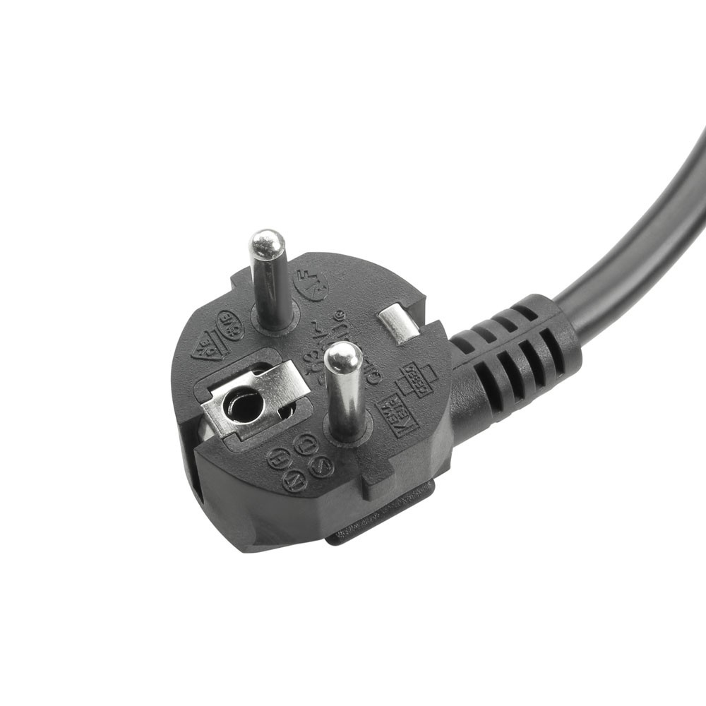 Schwarzer europäischer Stecker auf weißem Hintergrund. Zwei Metallstifte und ein schwarzes Kabel sind sichtbar.
