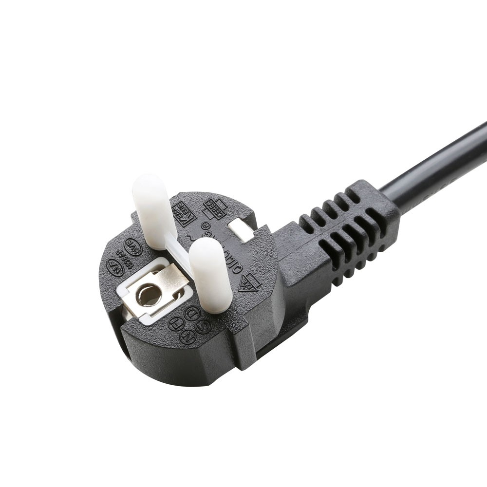 Schwarzer Netzstecker mit weißen Stiften und einem schwarzen Kabel, vor weißem Hintergrund. Nahaufnahme.