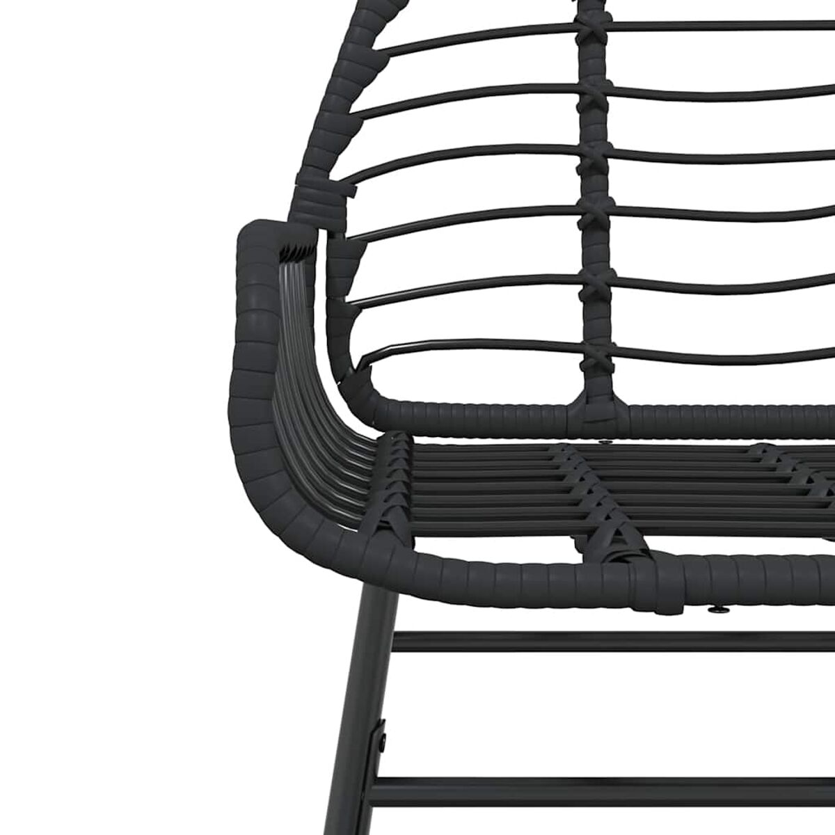 Un primo piano di una sedia grigio scuro in materiale intrecciato.