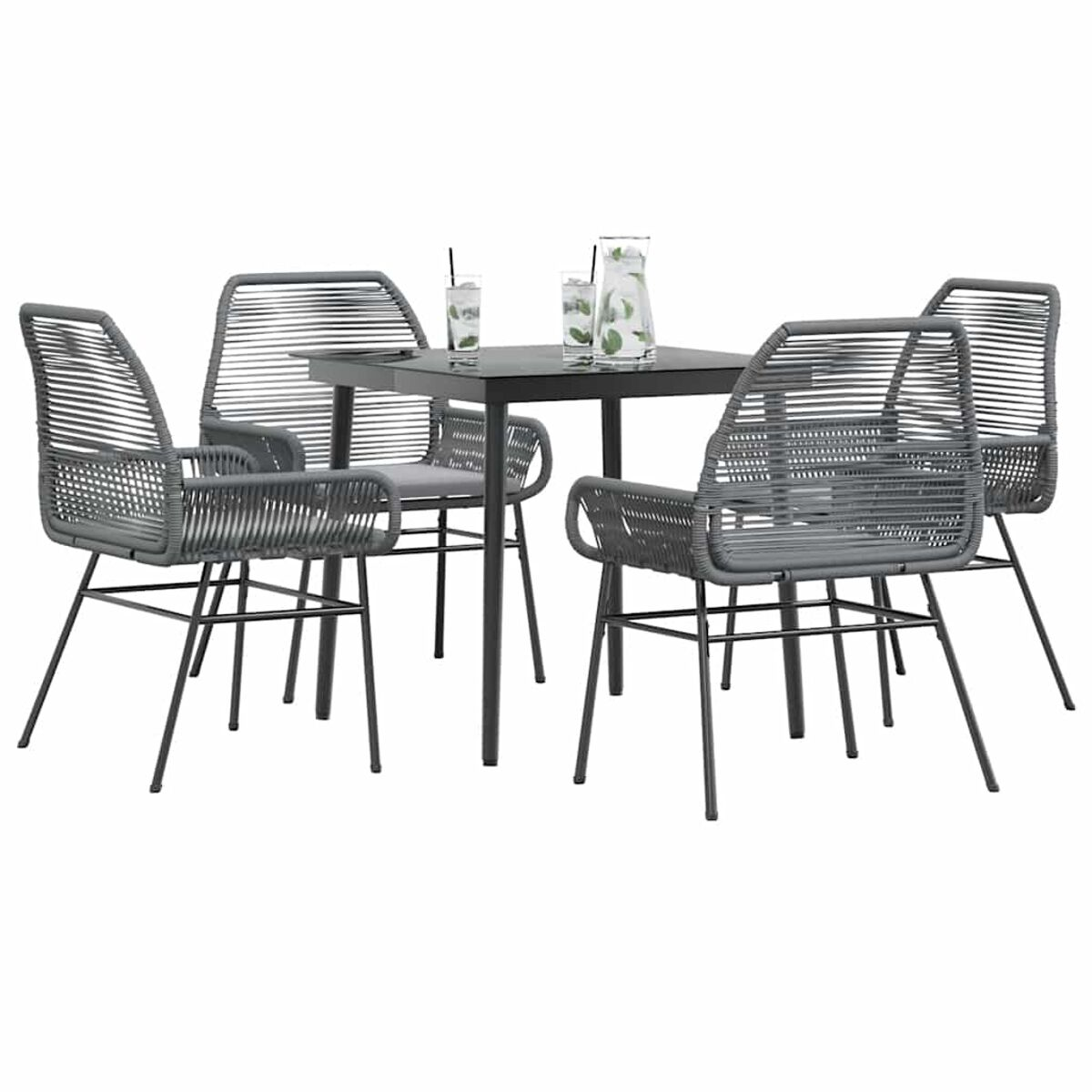 Set da pranzo all'aperto con quattro sedie grigie in corda attorno a un tavolo nero.