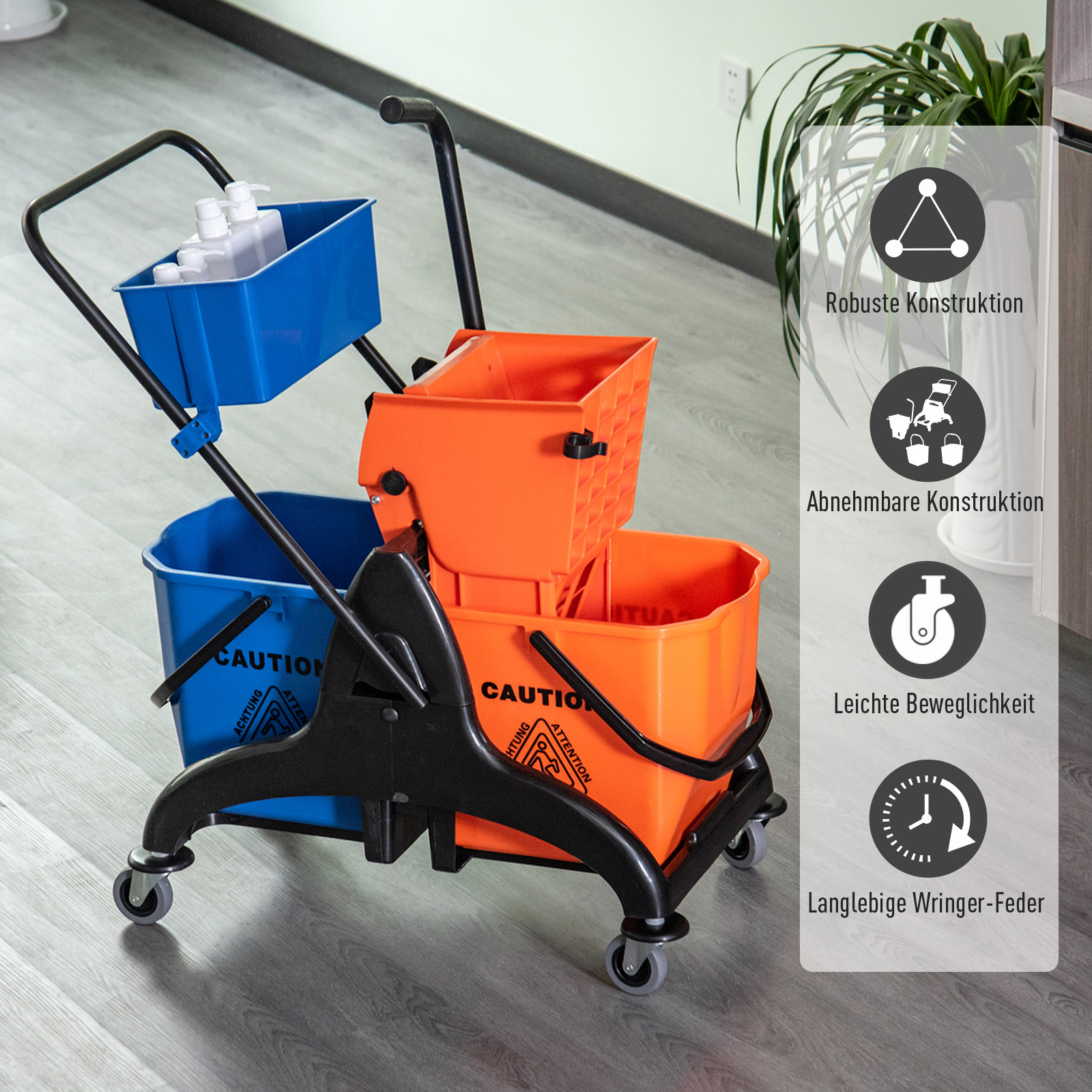 Reinigungswagen mit zwei Eimern, orange und blau. Griffe und Räder sind sichtbar. Der Boden ist holzähnlich.
