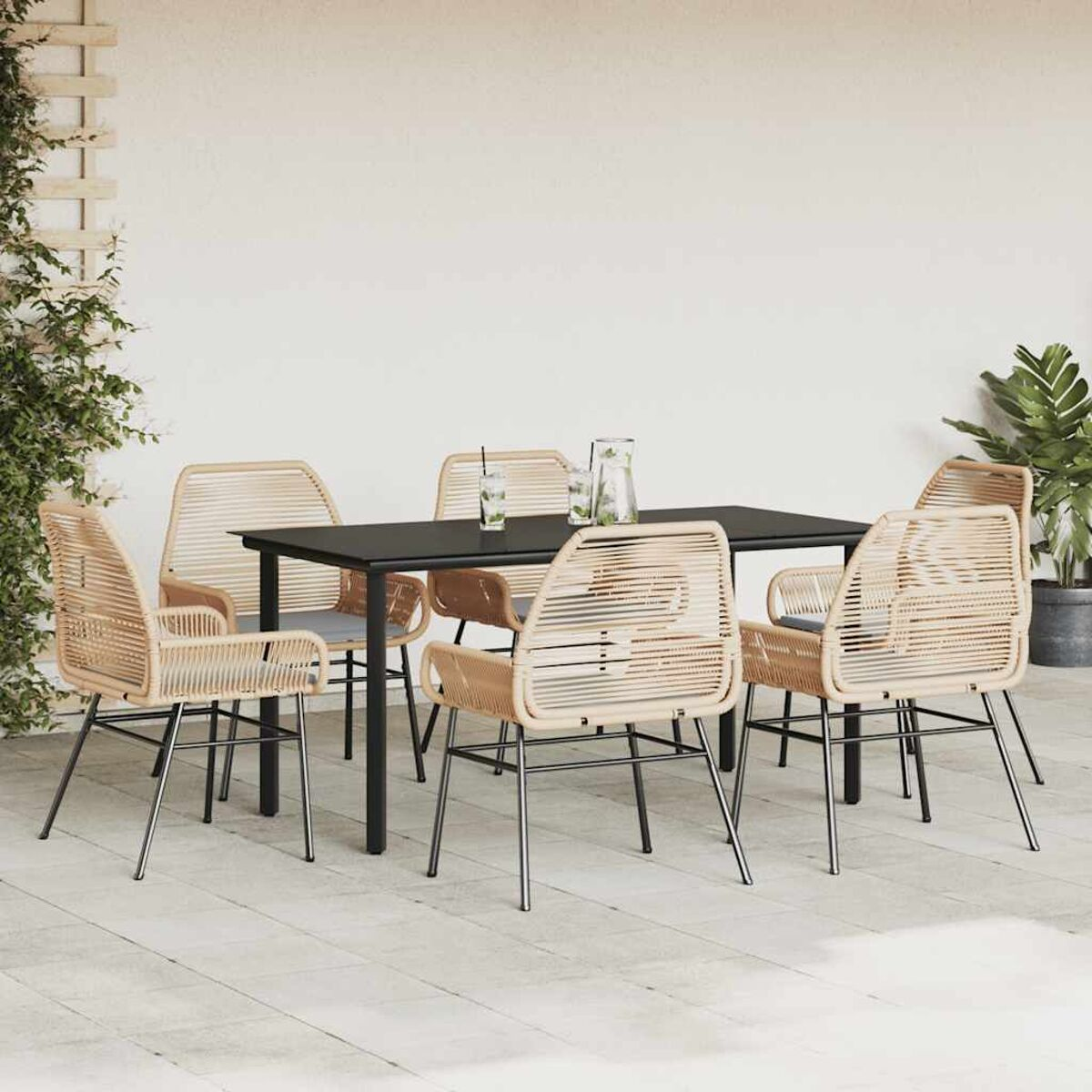 Set patio esterno con sei sedie e un tavolo nero. Una pianta e un muro decorativo sullo sfondo.
