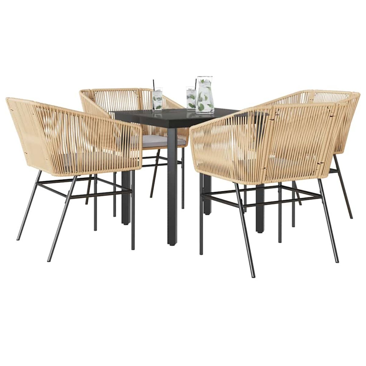 Essgruppe im Freien. Geflochtene Stühle um einen Tisch. Beige Stühle, schwarzer Tisch.