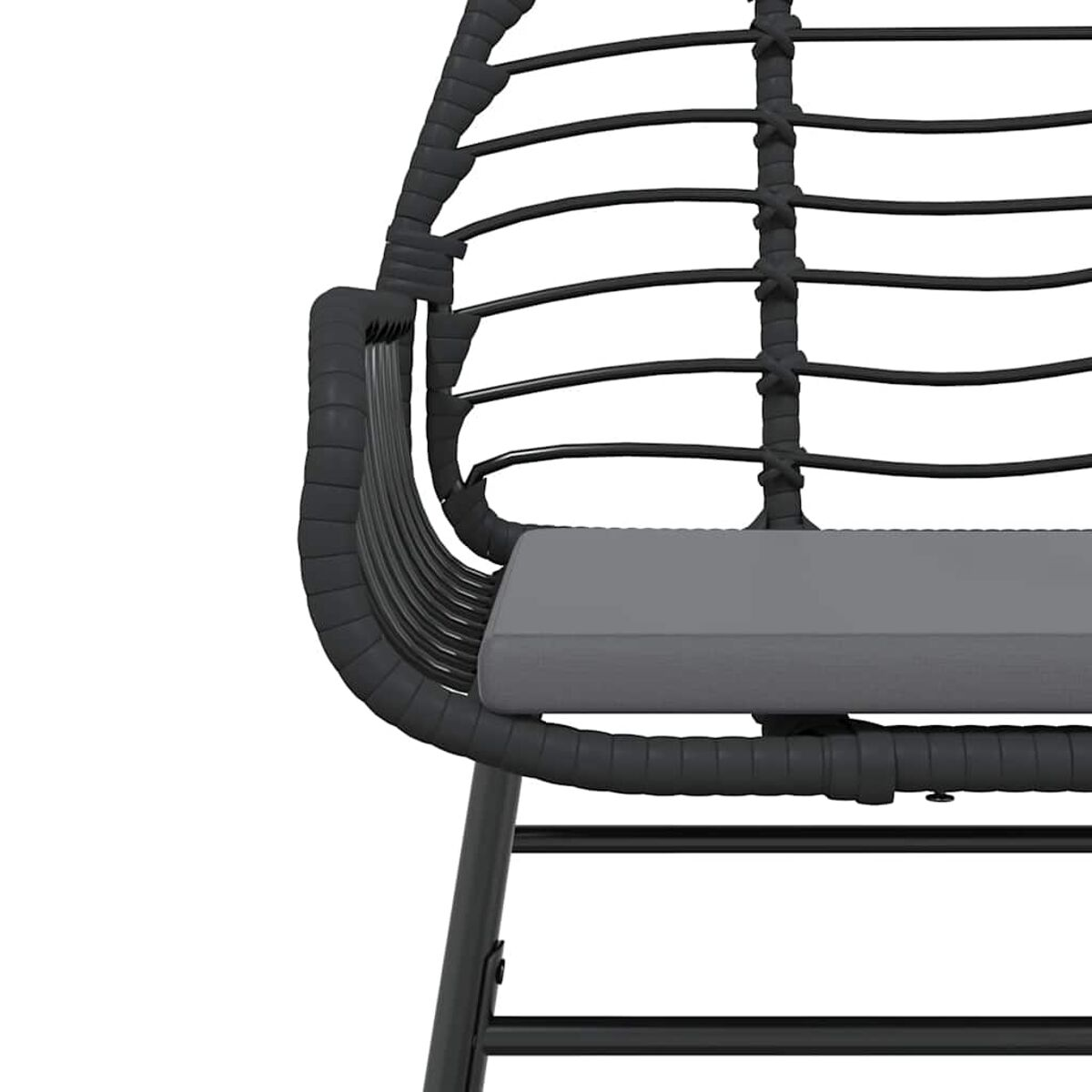 Sedia in vimini nera e grigia con cuscino grigio su sfondo bianco. Dettaglio ravvicinato.