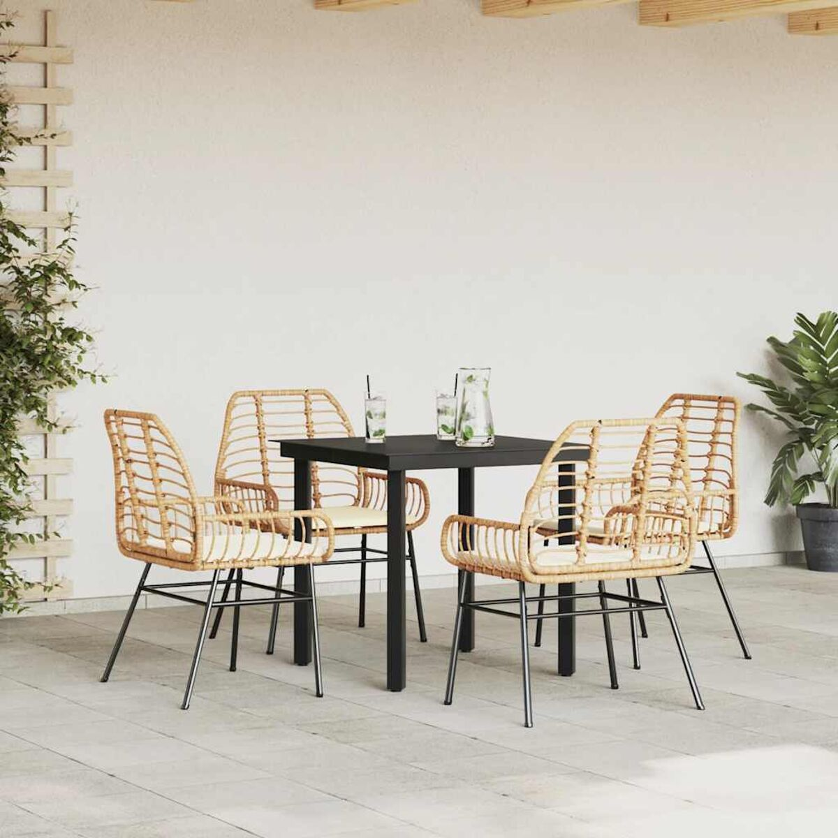 Un set da pranzo all'aperto con un tavolo nero e quattro sedie, su un patio con piante, con sedie chiare.