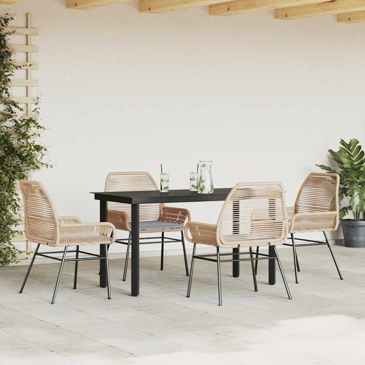 Ein Ess-Set im Freien mit einem schwarzen Tisch und vier beigefarbenen Stühlen auf einer Terrasse.