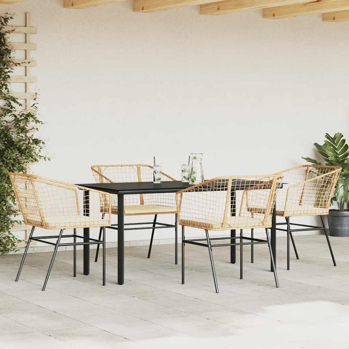 Set da pranzo all'aperto con tavolo nero e quattro sedie. Lo sfondo è un patio.