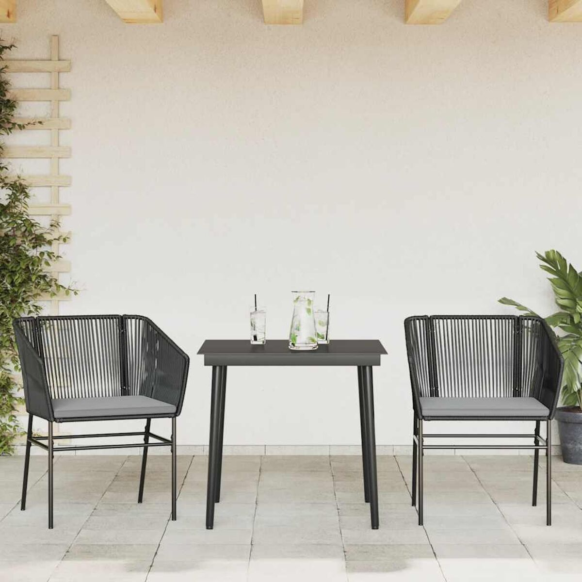 Terrassenmöbel: Tisch, zwei Stühle und Pflanzen in neutraler Umgebung.