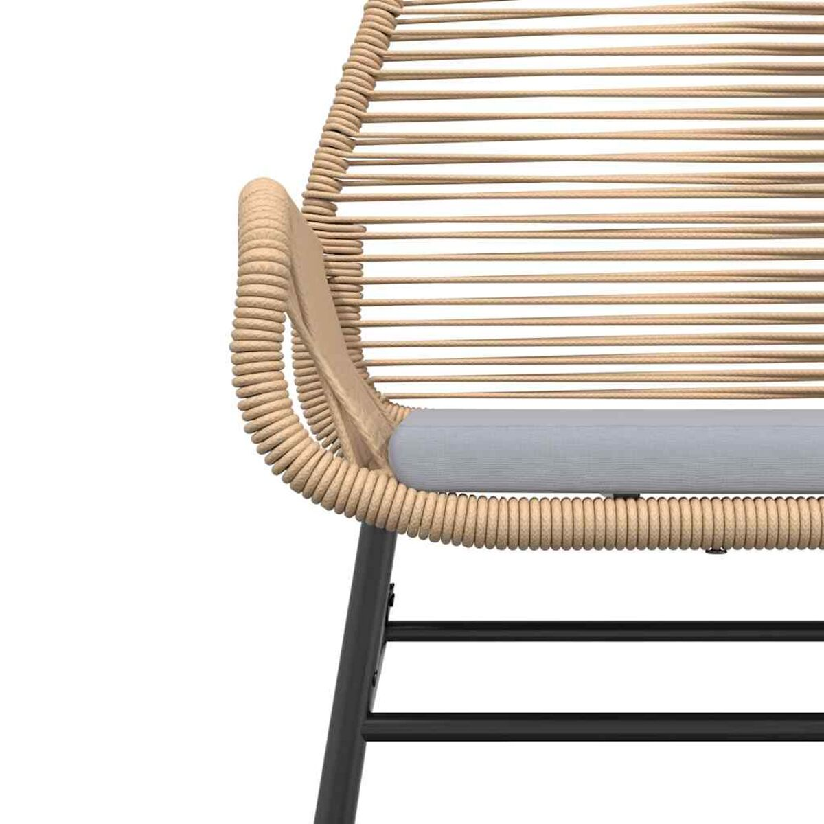 Primo piano di una sedia, con motivo intrecciato e cuscino grigio.