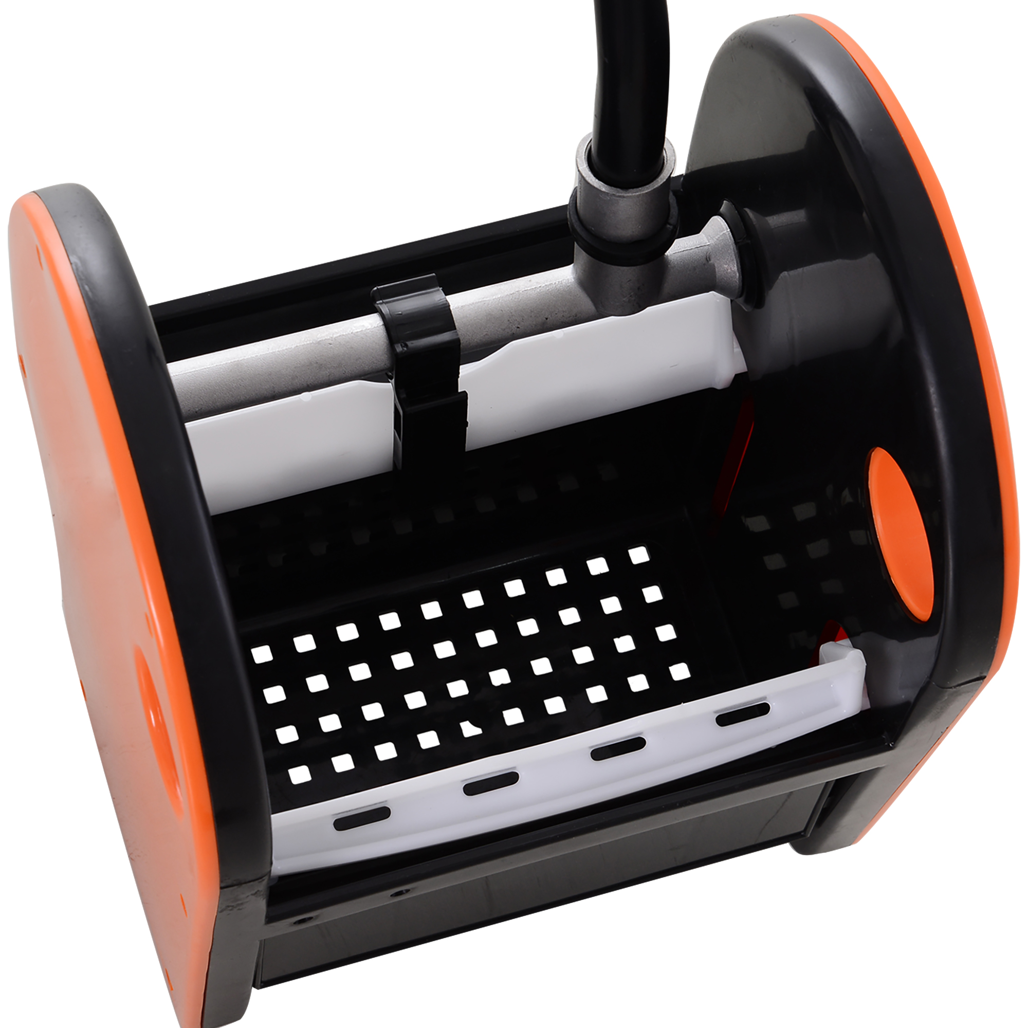 Eine offene, schwarze und orangefarbene rechteckige Filterbox mit weißen und schwarzen Filtrationselementen.