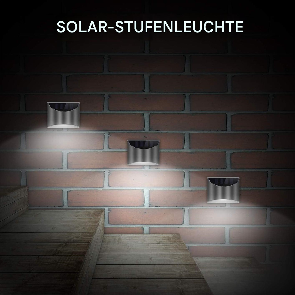 Drei solarbetriebene Stufenlichter an einer Backsteinmauer über Holzstufen.