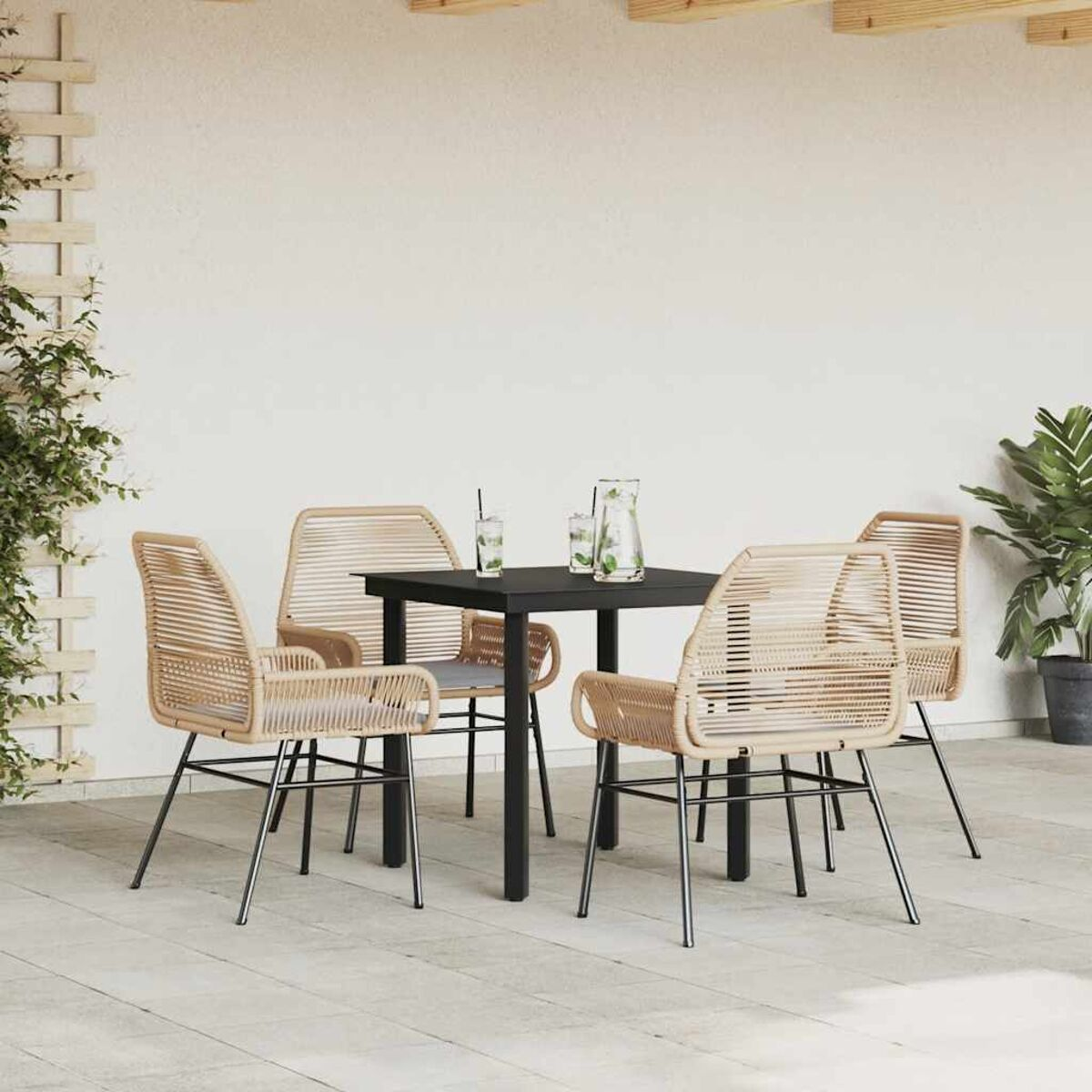 Set da pranzo all'aperto con tavolo nero, sedie beige e piante verdi. Ambiente soleggiato.