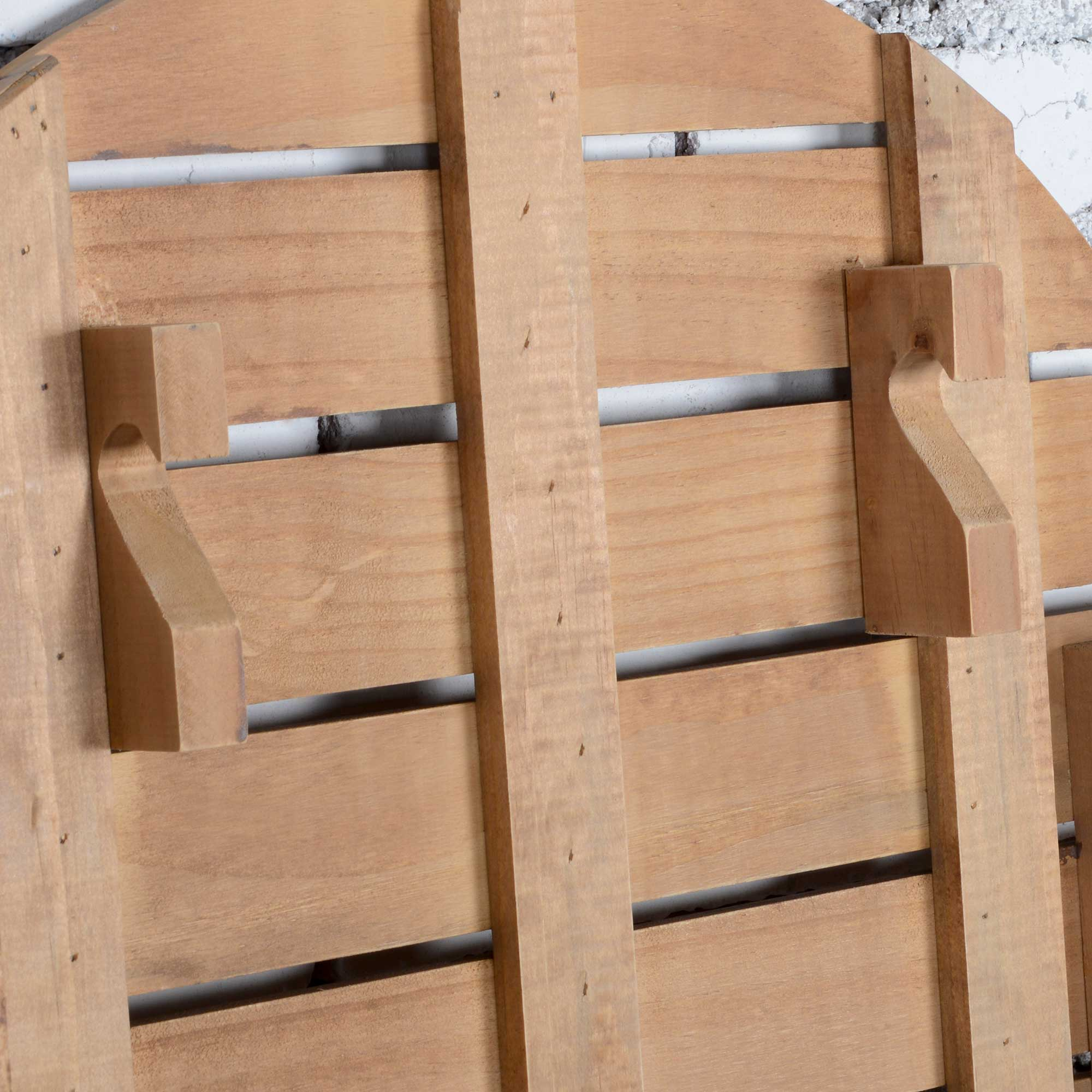 Holzbretter mit dekorativen Halterungen. Die Bretter sind hellbraun, mit natürlicher Maserung.