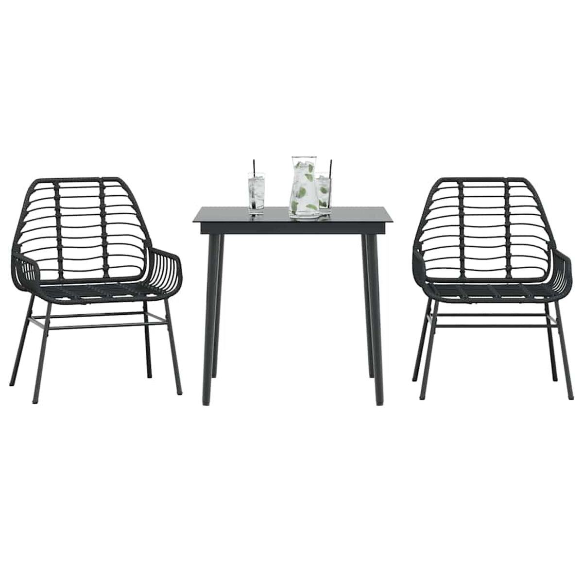 Outdoor-Tischarrangement mit zwei Stühlen und einem Tisch, mit Gläsern und einem Krug.