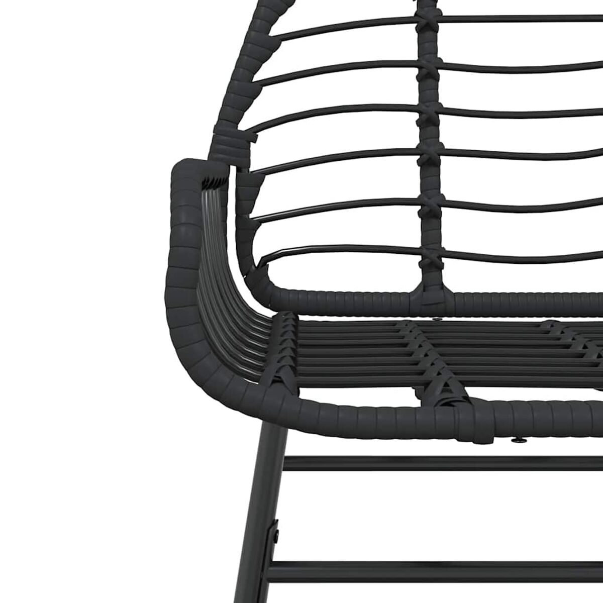 Nahaufnahme eines schwarzen Stuhls mit grauem Kissen. Der Rahmen hat ein gewebtes Design.