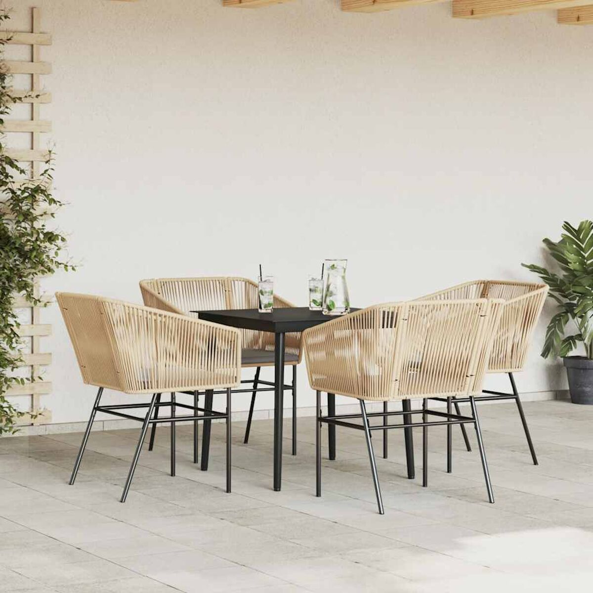 Set da pranzo all'aperto con sedie e tavolo. Sfondo bianco.