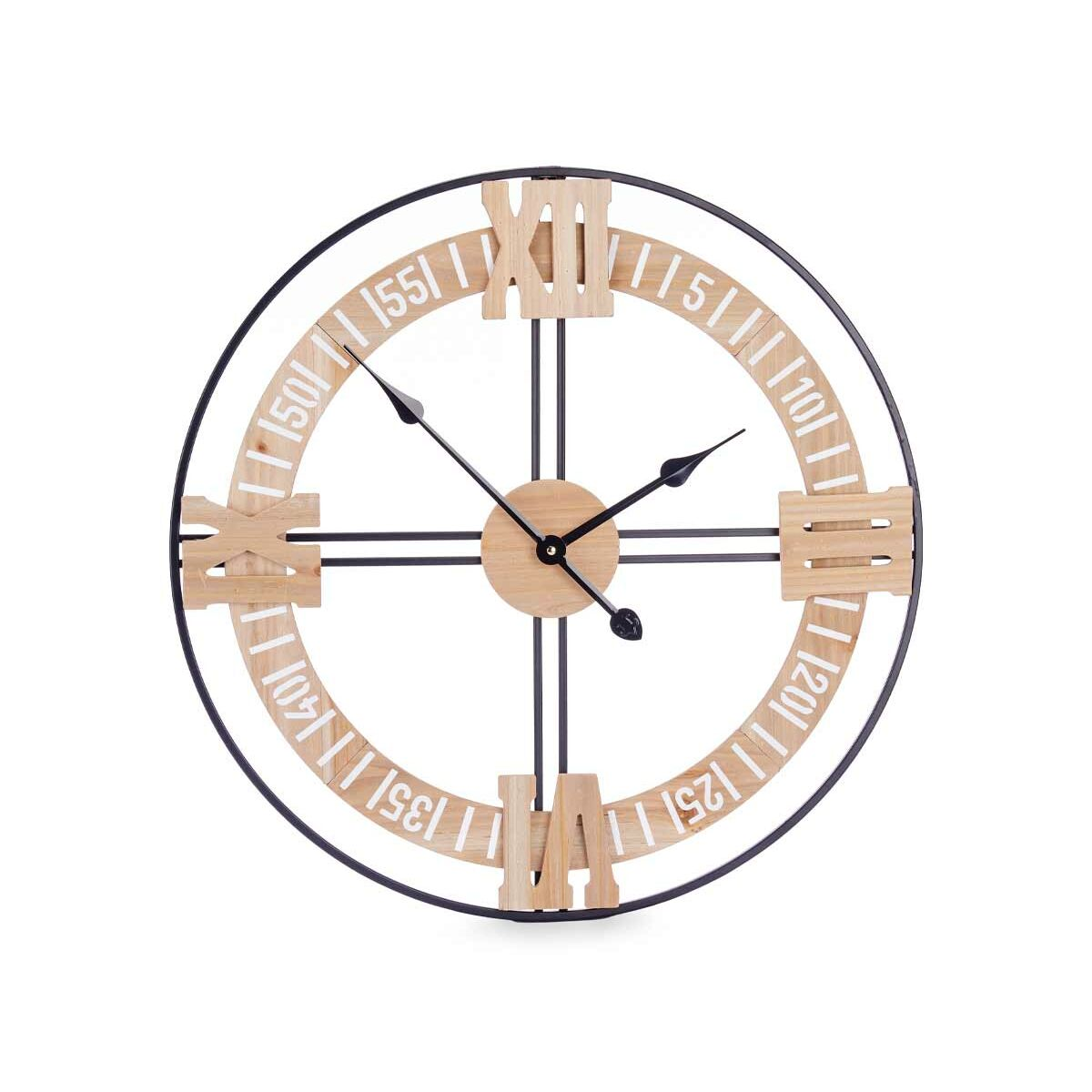 Grande orologio in metallo con numeri e lancette. Ha un centro in legno e una cornice in metallo nero.