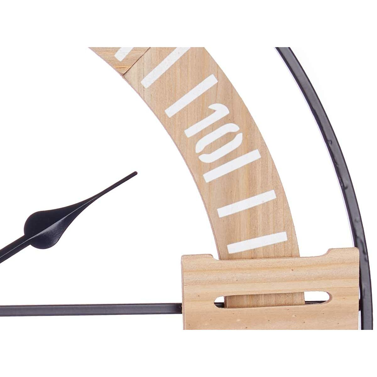 Primo piano di un quadrante di orologio in legno, che mostra i numeri e le lancette. Una cornice in metallo nero lo circonda.