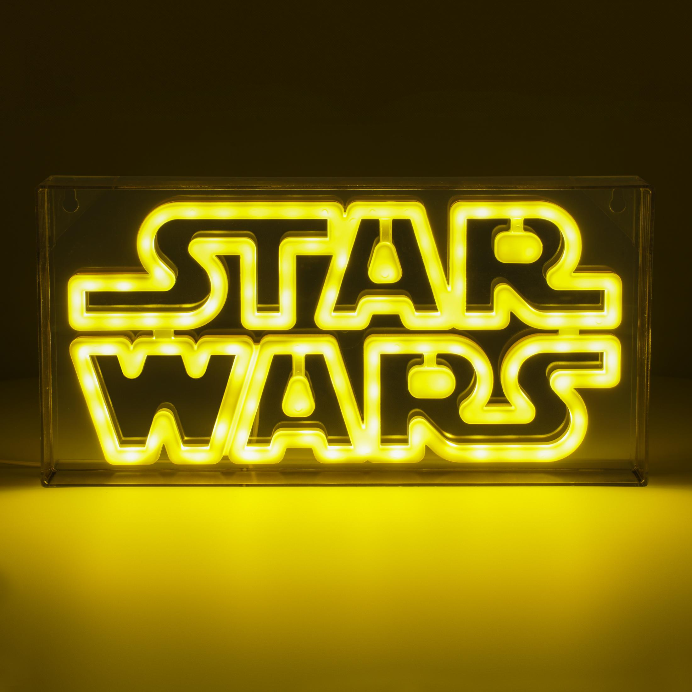 Podświetlany znak 'STAR WARS' w żółtych światłach, zamknięty w przezroczystej prostokątnej ramie.