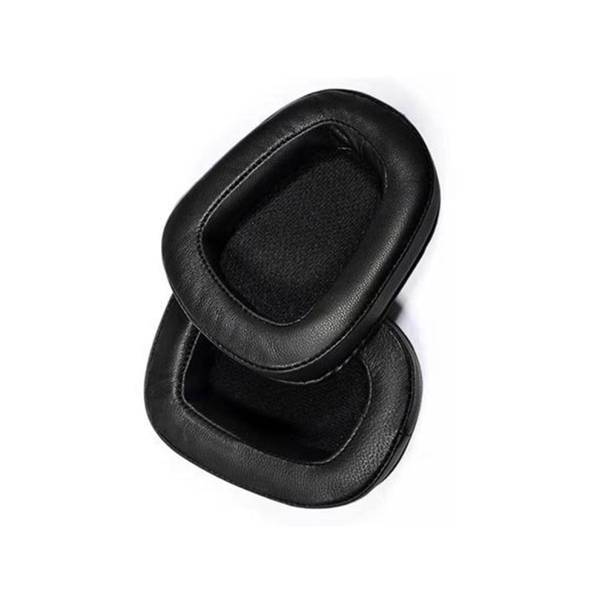 Zwei schwarze Ohrpolster, oval geformt, auf weißem Hintergrund. Weiches, glattes Material sichtbar.