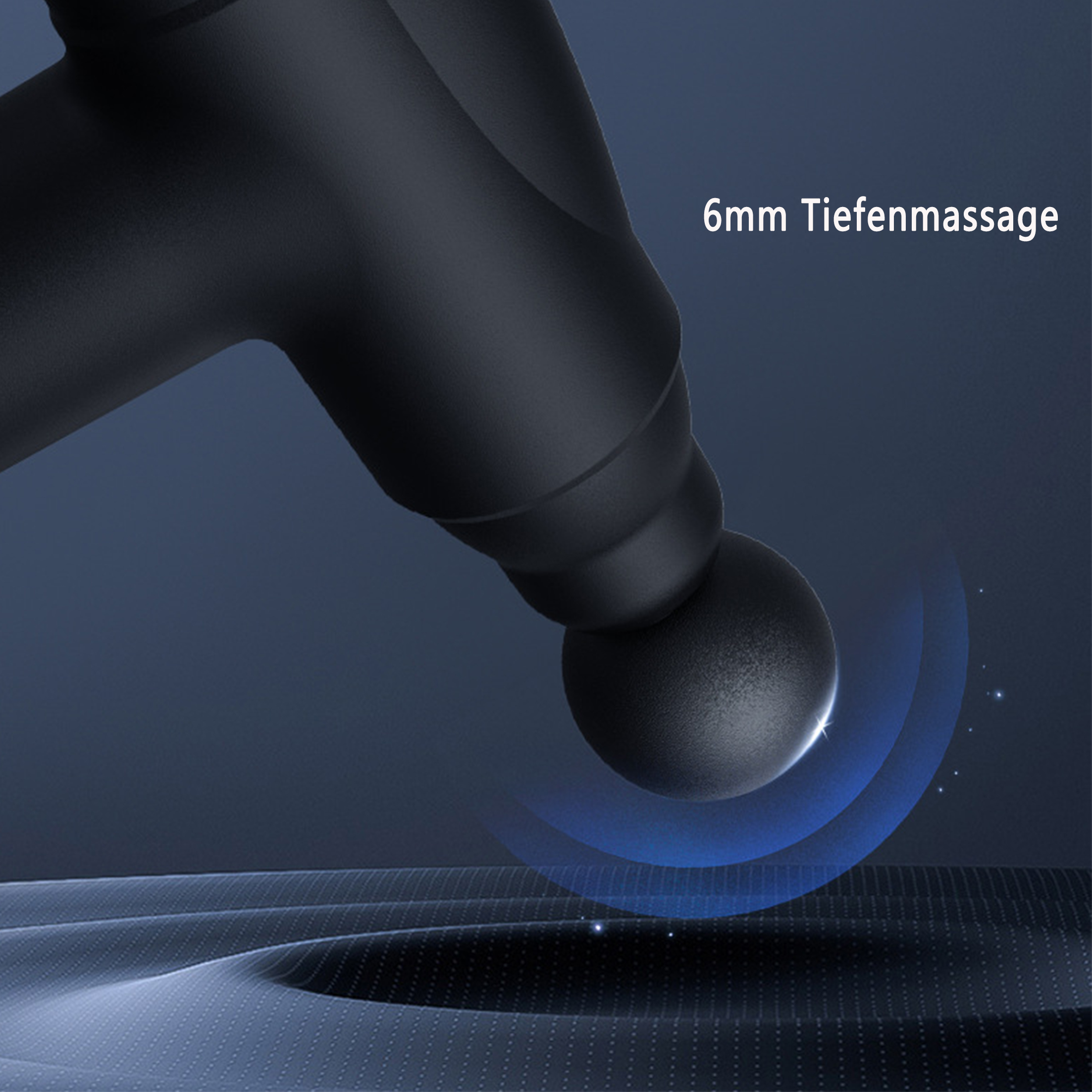 Nahaufnahme eines schwarzen Massagegeräts mit kugelförmigem Kopf auf blauem Hintergrund.