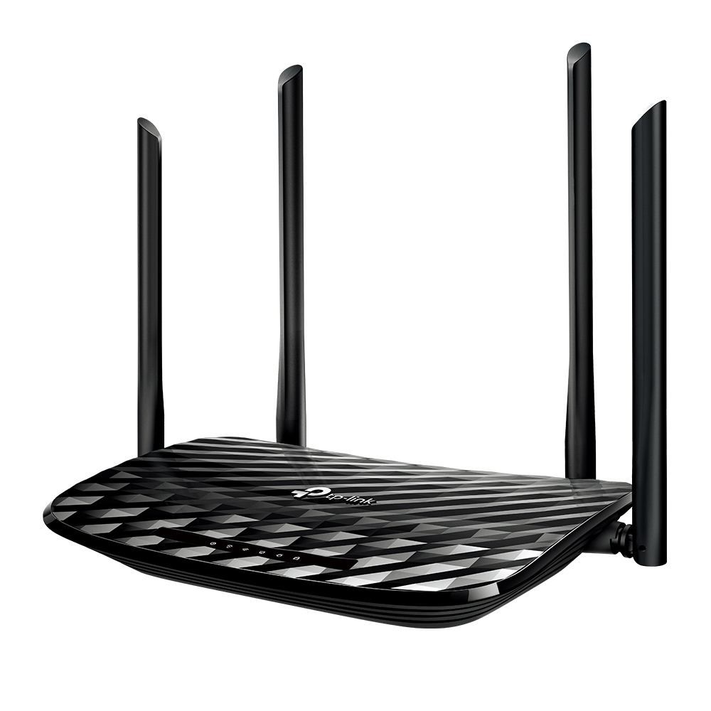 Czarny router z czterema antenami. Jest na białym tle. Router ma geometryczny wzór na górze.