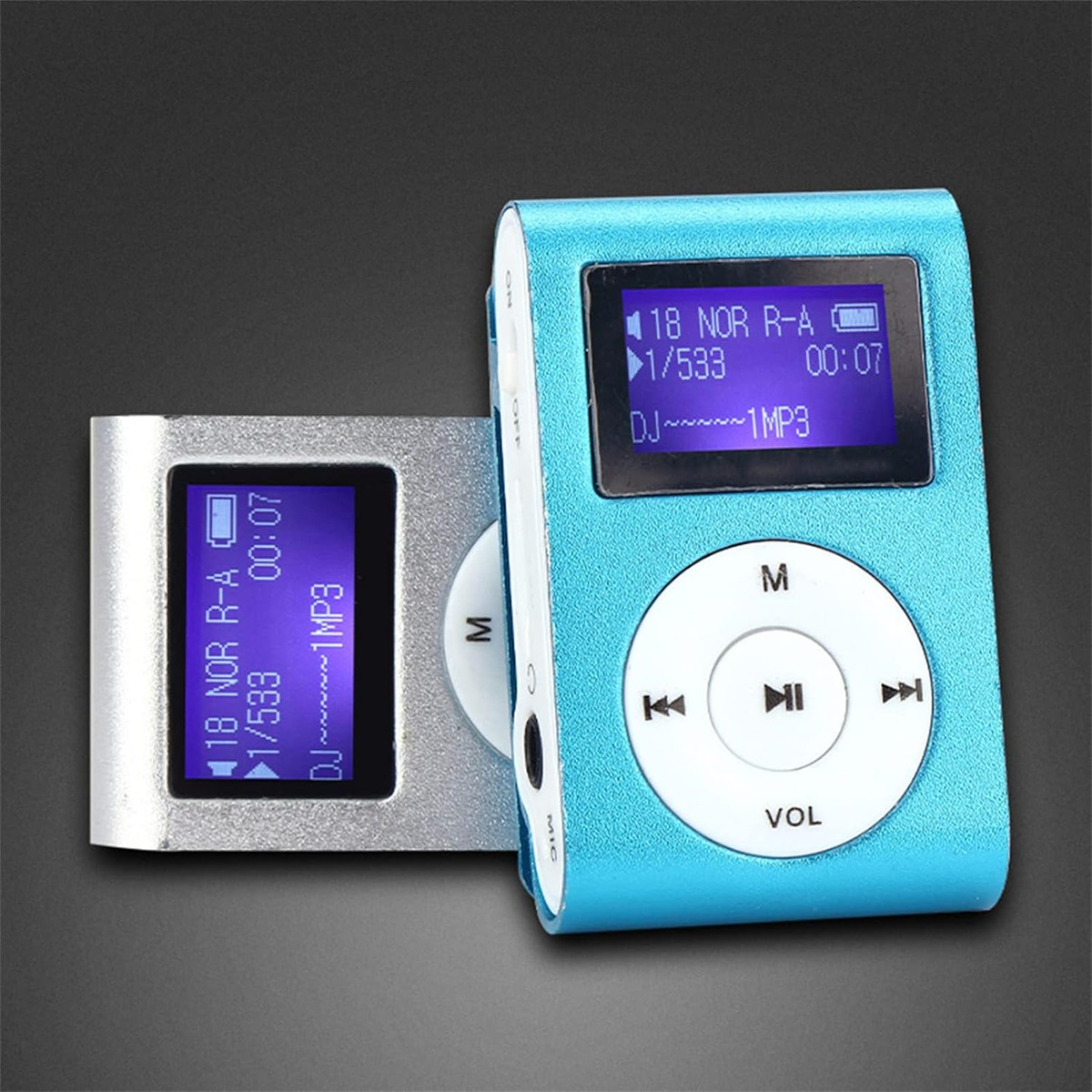 Zwei blaue und silberne MP3-Player. Jeder hat einen Bildschirm und Steuertasten. Sie befinden sich auf dunklem Untergrund.