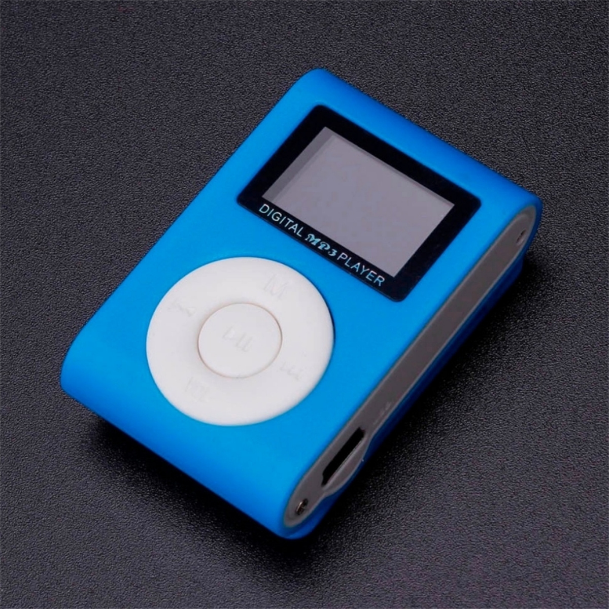 Blauer MP3-Player mit Bildschirm und weißer Steuertaste, vor dunkelgrauem Hintergrund. Nahaufnahme.