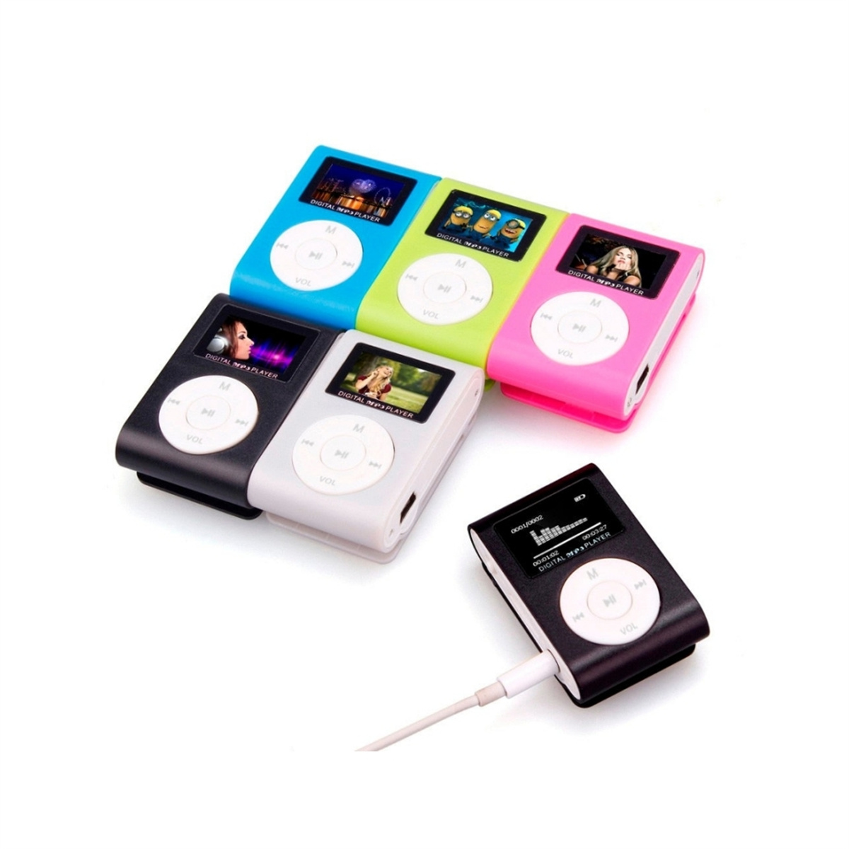 Bunte MP3-Player auf weißem Untergrund angeordnet, einer eingesteckt.