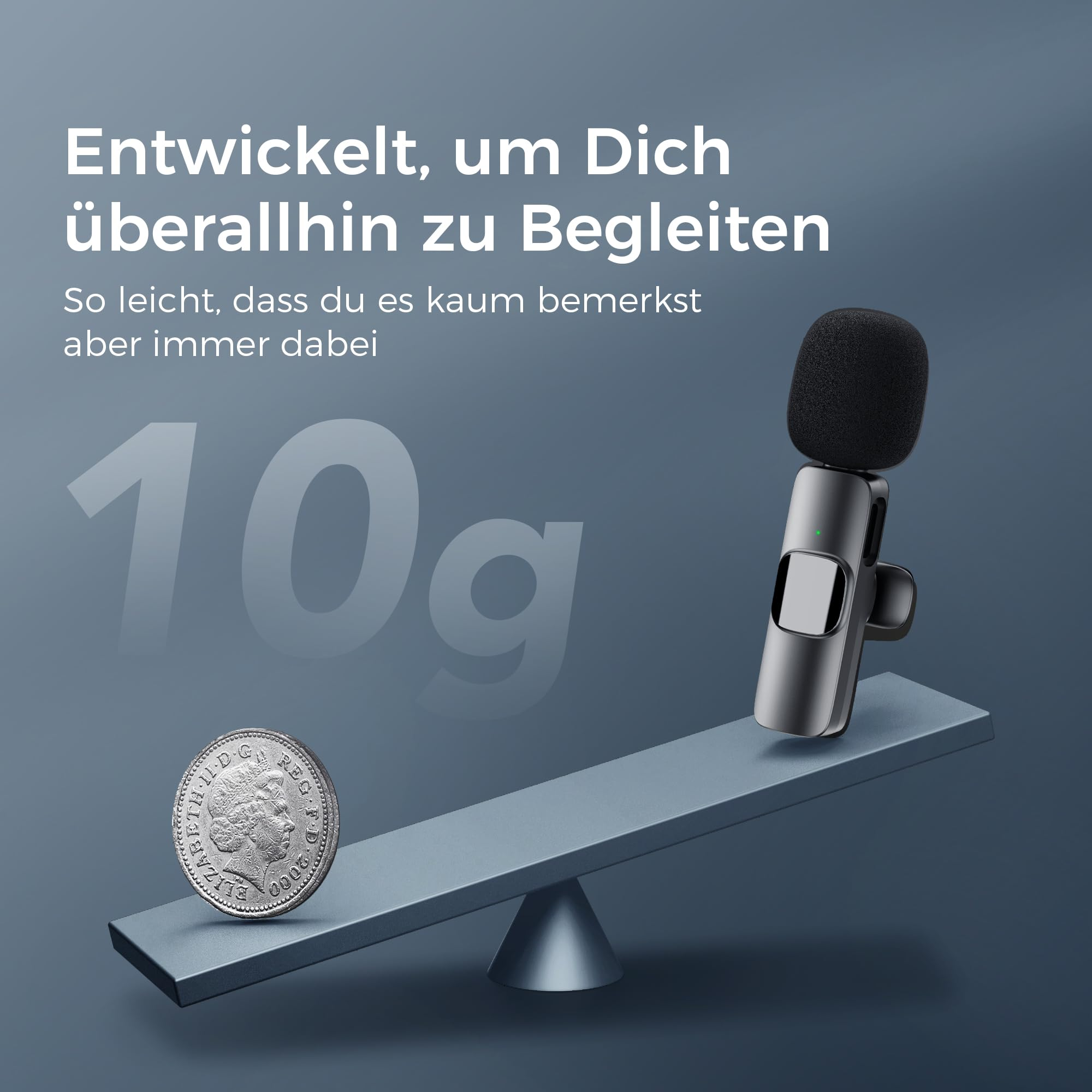 Eine Münze und ein Mikrofon liegen auf einer Waage. Text und ein dunkelblauer Hintergrund sind sichtbar.