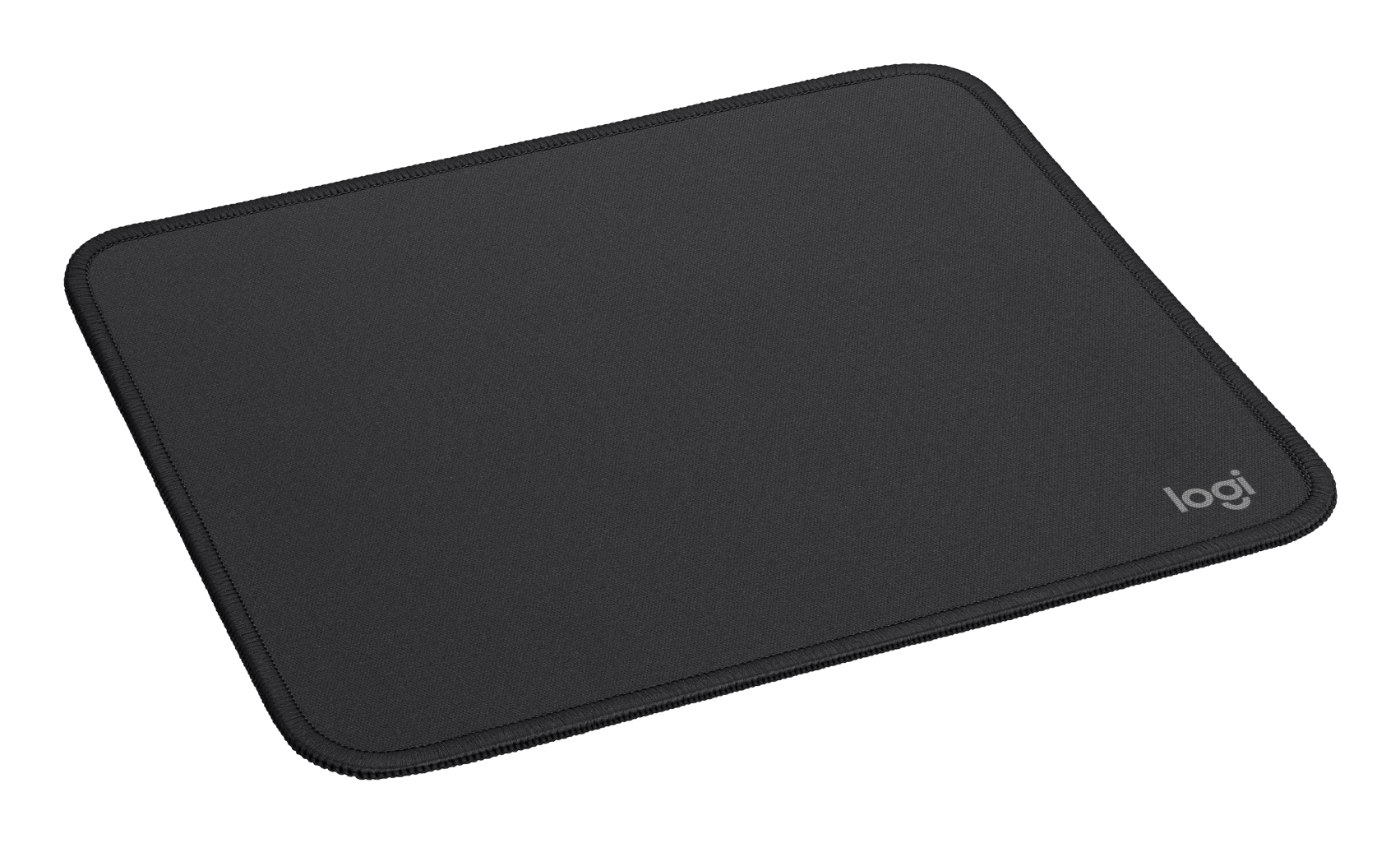 Czarna podkładka pod mysz z logo Logitech w prawym dolnym rogu.