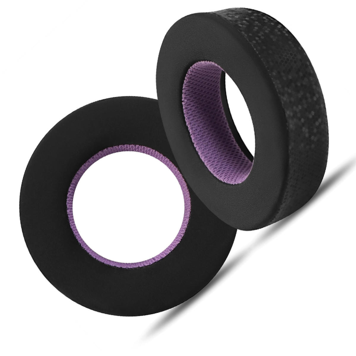 Coppia di cuscinetti auricolari neri con rete interna viola, sfondo bianco.