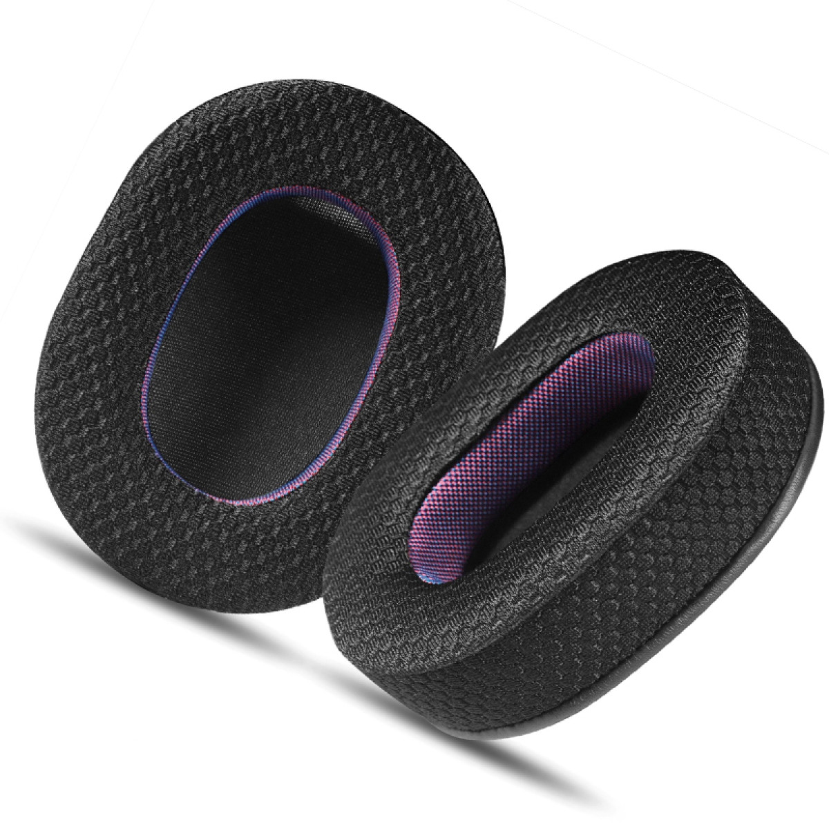 Due cuscinetti auricolari neri per cuffie con texture a rete. Sfondo bianco.