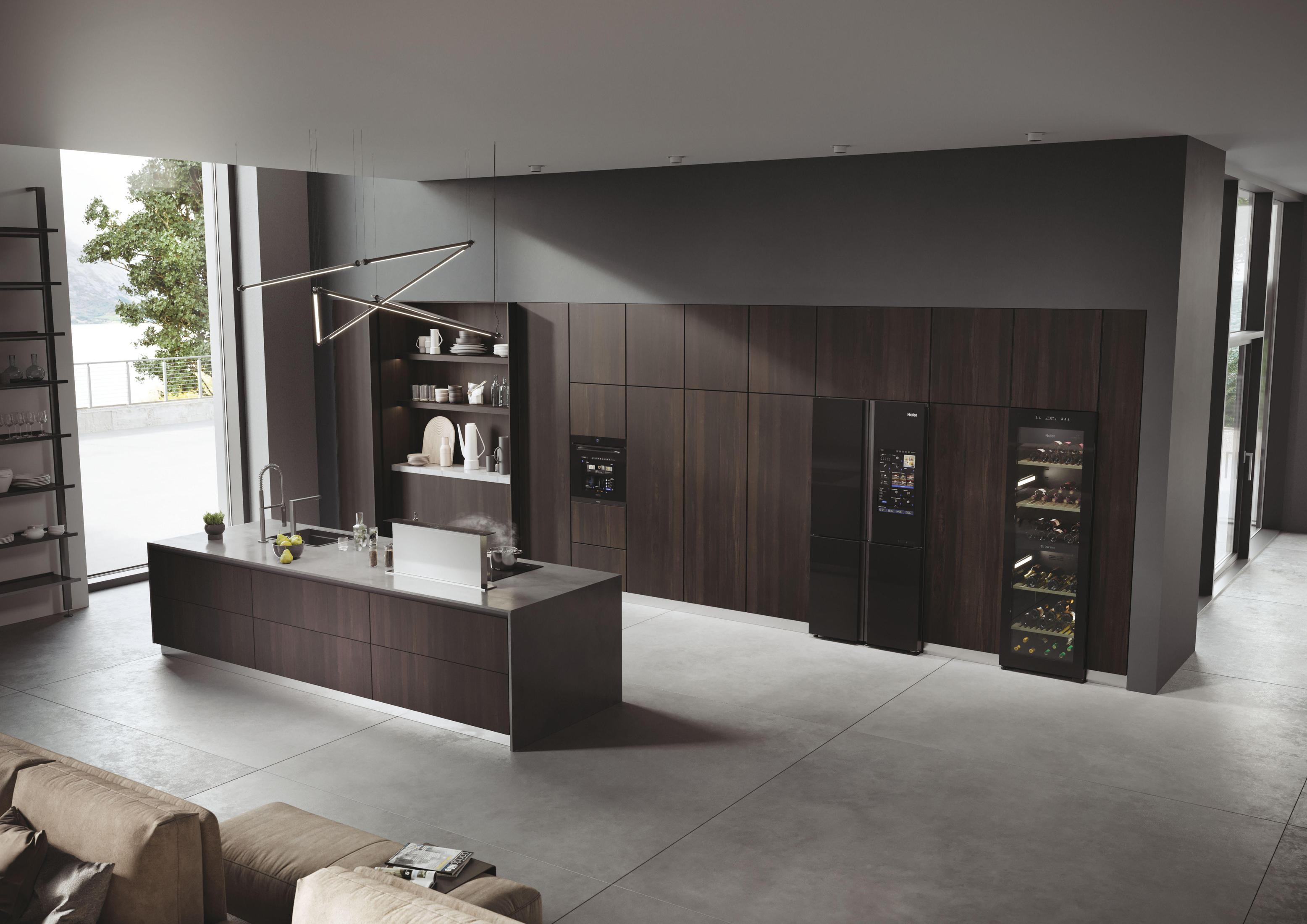 Cucina moderna con mobili in legno scuro, elettrodomestici e isola.