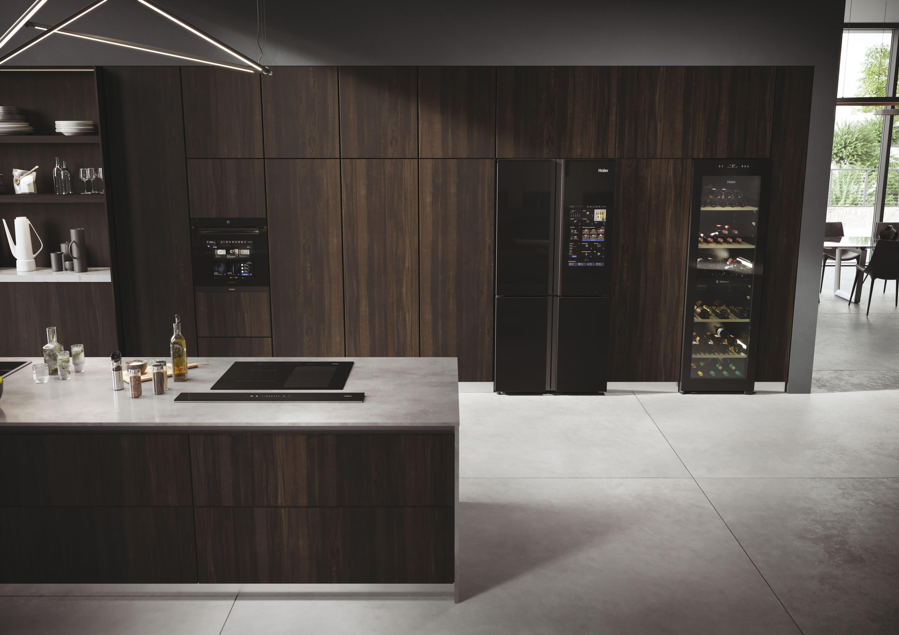 Cucina moderna con mobili in legno scuro, piani di lavoro bianchi ed elettrodomestici.