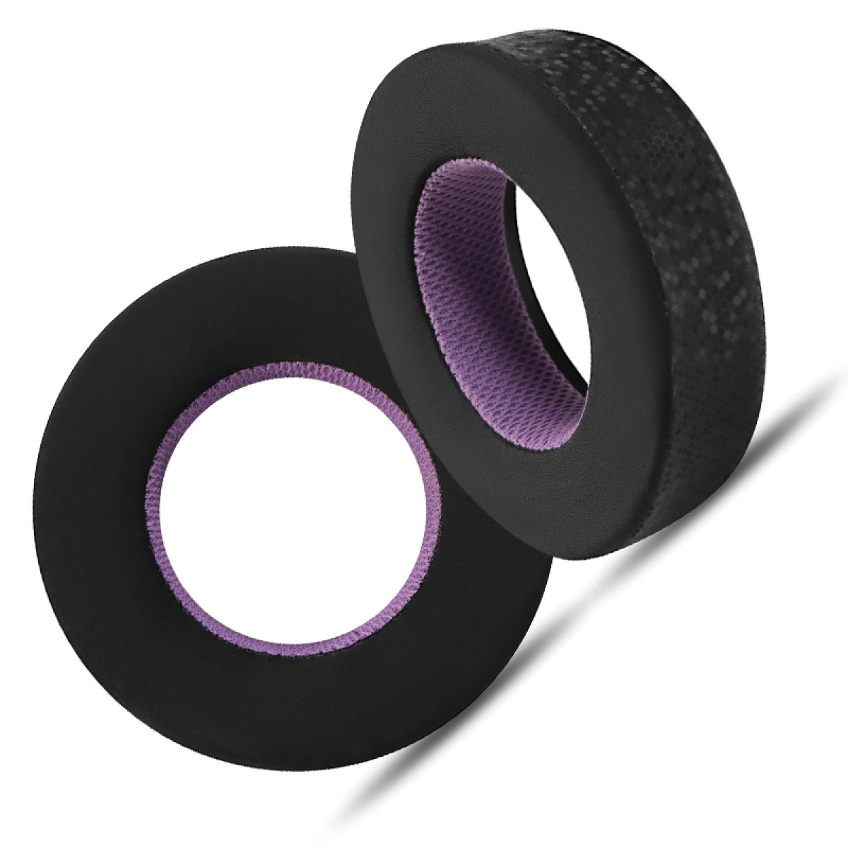 Due cuscinetti auricolari neri e viola. Sfondo bianco.