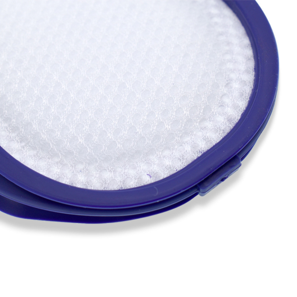 Close-up van een wit luchtfilter met een blauwe plastic rand. Het filter is cirkelvormig.