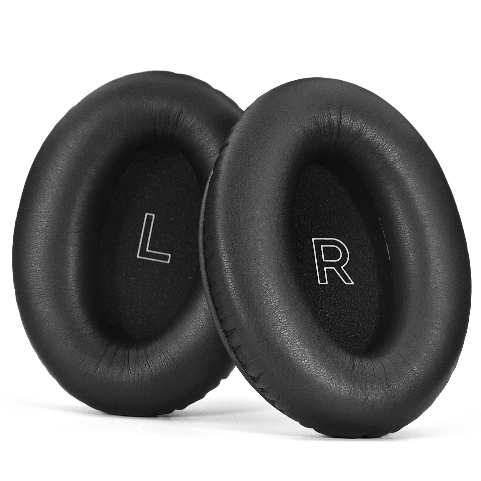 Due cuscinetti auricolari neri, quello sinistro con una 'L', quello destro con una 'R'.