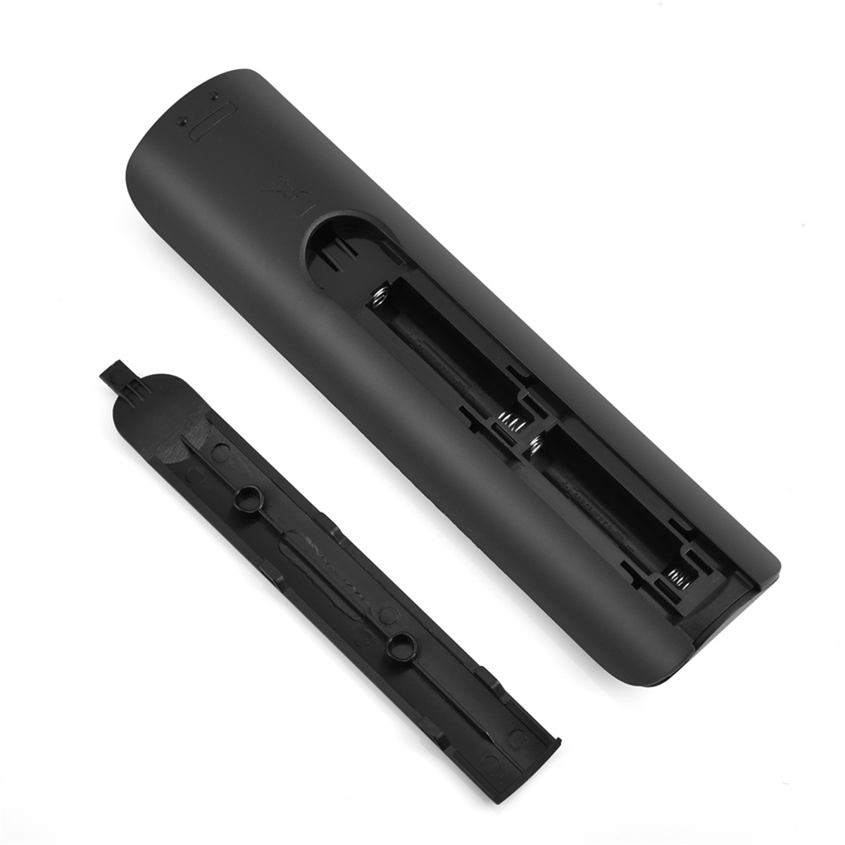 Schwarze Fernbedienung mit offenem Batteriefach und abgenommenem Batteriedeckel, weißer Hintergrund.