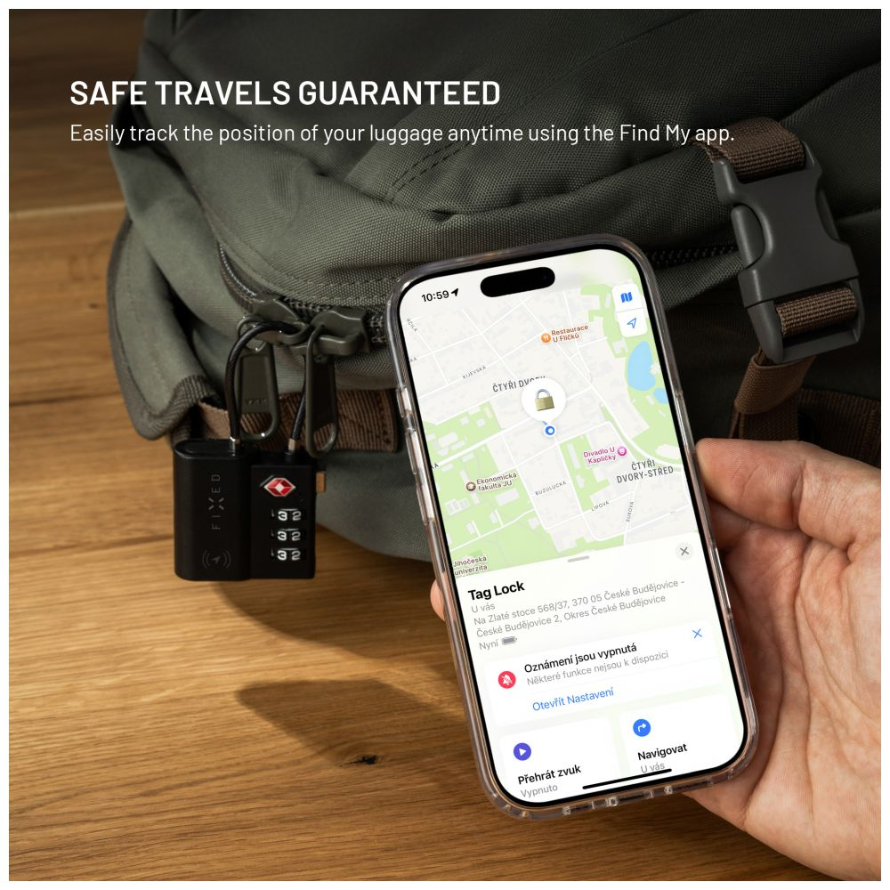Telefon auf Rucksack, zeigt Karte mit Vorhängeschloss-Symbol.