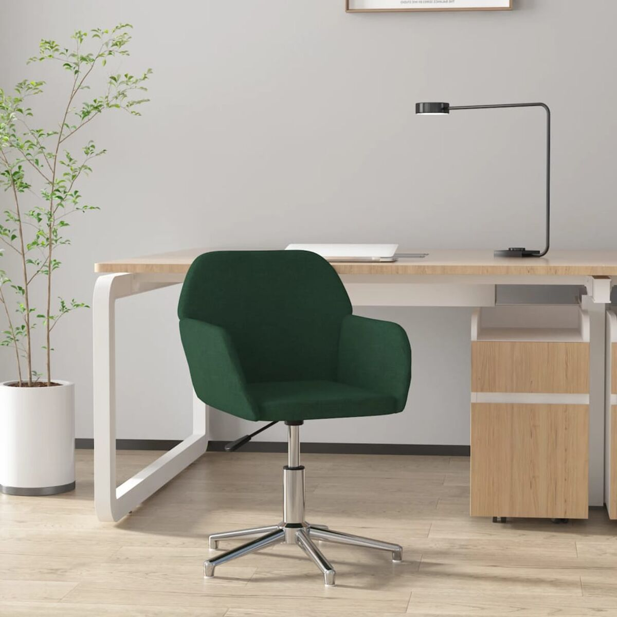 Grüner Bürostuhl, weißer Schreibtisch, Holzschrank und Pflanze.