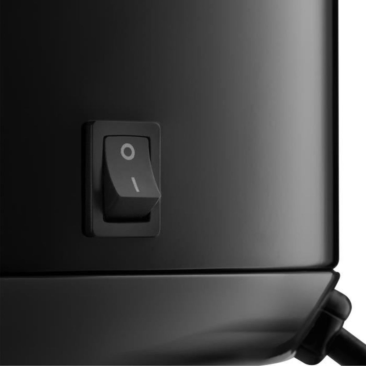 Czarny włącznik zasilania na czarnym urządzeniu.