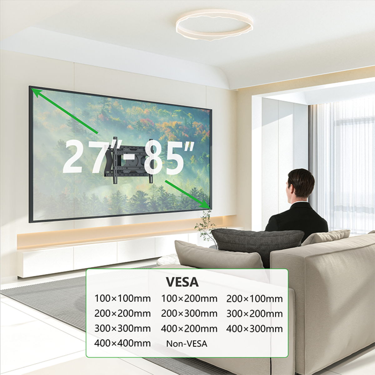 Ein an der Wand montierter Fernseher, mit einer Person, die auf einem Sofa sitzt. Text über VESA-Größen wird angezeigt.