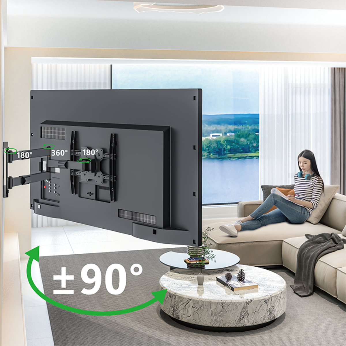 Eine Frau sitzt auf einem Sofa und schaut fern, das an der Wand befestigt ist. TV-Halterung zeigt Grad.
