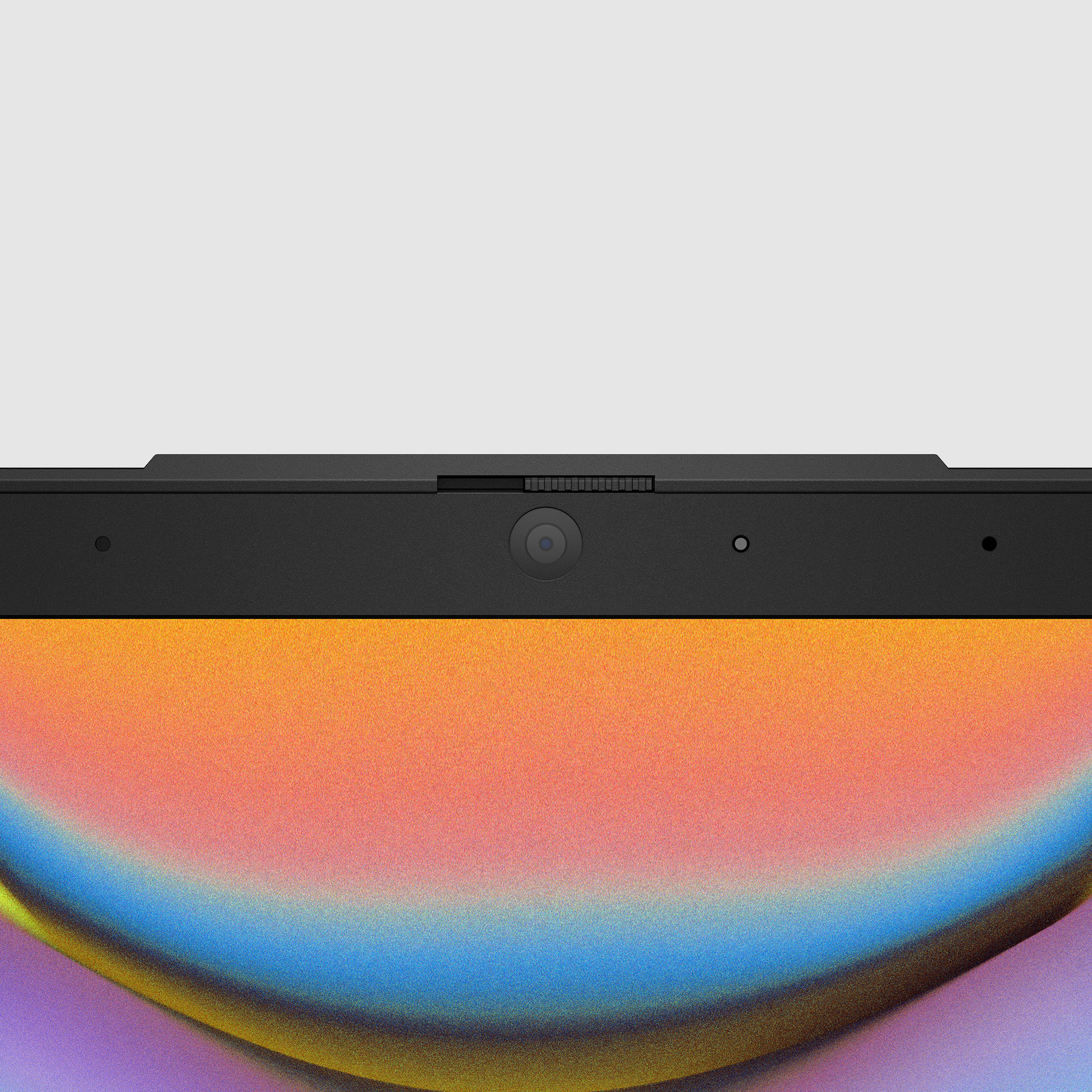 Zbliżenie kamery internetowej laptopa z czarną ramką i kolorowym tłem.