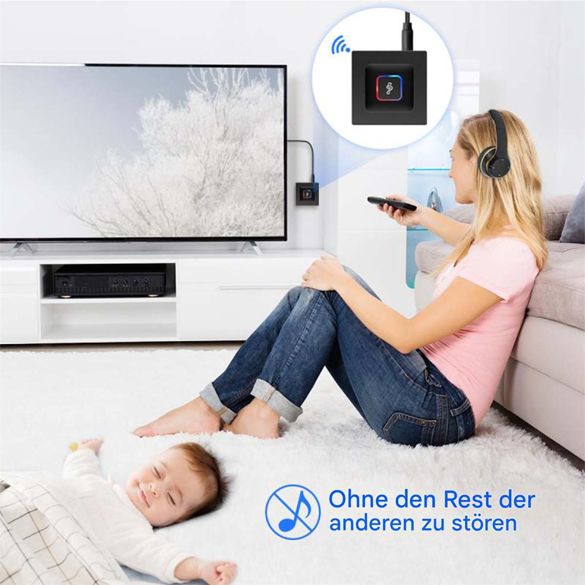 Frau mit Kopfhörern schaut fern, Baby schläft auf dem Teppich. Drahtloses Audiogerät.